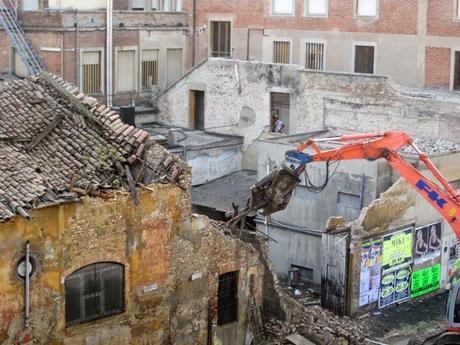 Il Palazzo Littorio e le aree limitrofe: un caso di masochismo urbanistico.