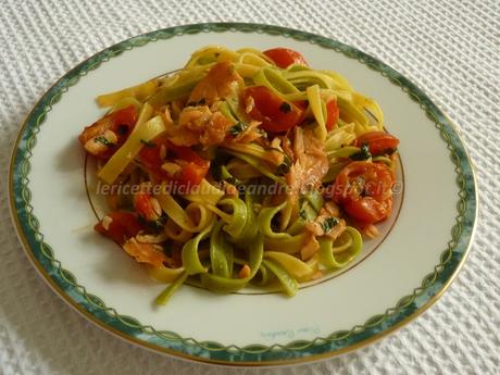 Paglia e fieno con salmone e pomodorini