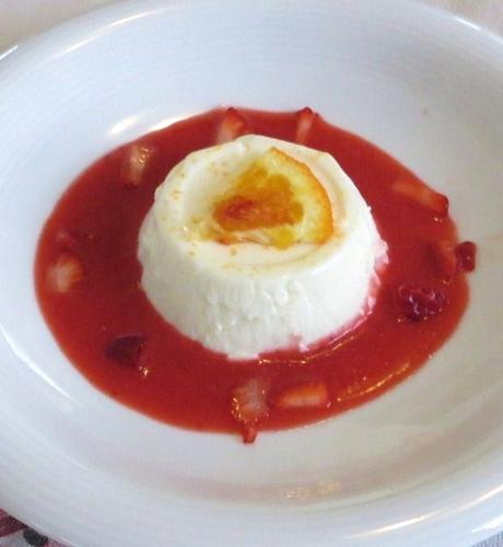 Panna cotta arancia e salsa di fragole