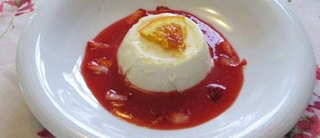 Panna cotta arancia e salsa di fragole