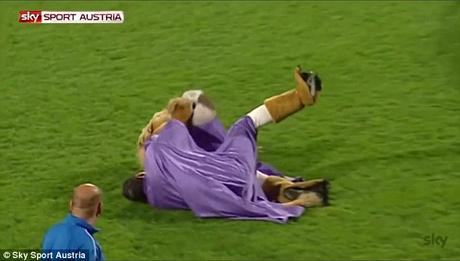 La mascotte dell’Austria Vienna ubriaca in campo. (VIDEO)