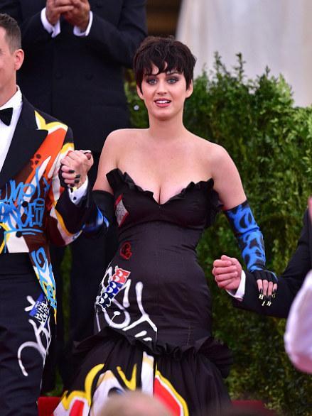 Met Gala 2015, i look più belli da Anne Hathaway ad Amal Clooney Met Gala 2015, i look più belli