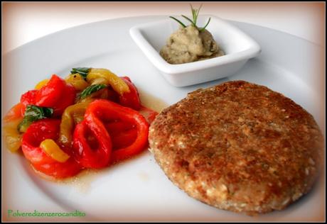 Hamburger di melanzane con crema alla menta e peperoni arrostiti