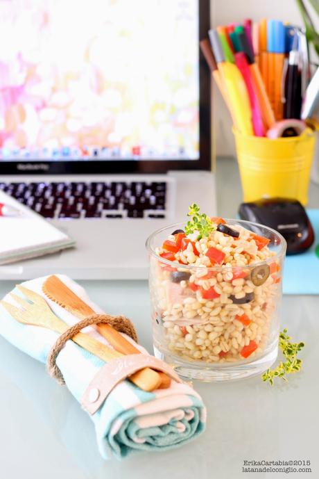 Insalata fredda di orzo con tonno, peperoni e olive