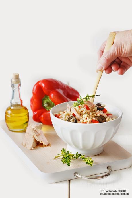 Insalata fredda di orzo con tonno, peperoni e olive