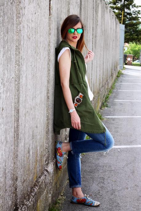Outfit: Parka verde smanicato, ripped jeans e scarpe oxford con stampa fumetto