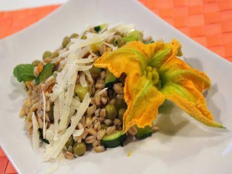 Grano tiepido con fiori di zucca e piselli.