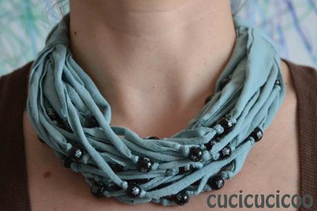 Collana fai da te fatta con una maglietta vecchia e perline recuperate | www.cucicucicoo.com