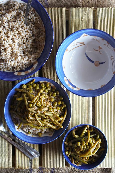 Farro con verdure, pesto di pomodori secchi e salsa di soia