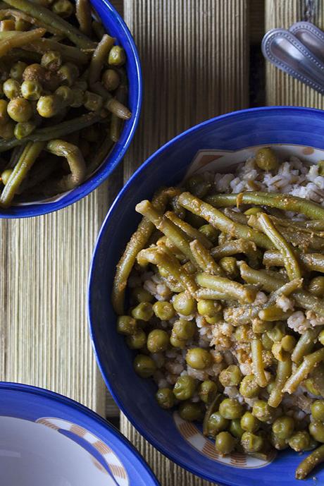 Farro con verdure, pesto di pomodori secchi e salsa di soia