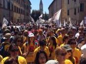 Oggi marcia reddito cittadinanza Movimento Stelle. Grillo Casaleggio criticano Renzi