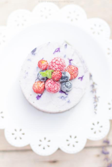 Cheesecake Raw al Cocco con Frutti di bosco e Lavanda | Vegan  & Gluten Free