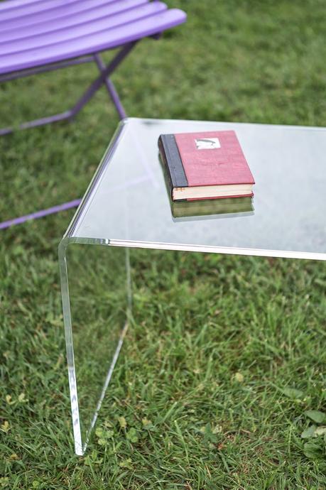 tavolino in plexiglass per esterno