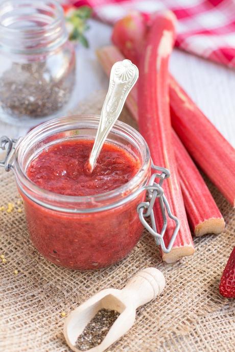 Marmellata di fragole e rabarbaro con semi di chia