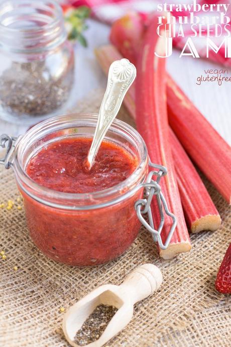 Marmellata di fragole e rabarbaro con semi di chia