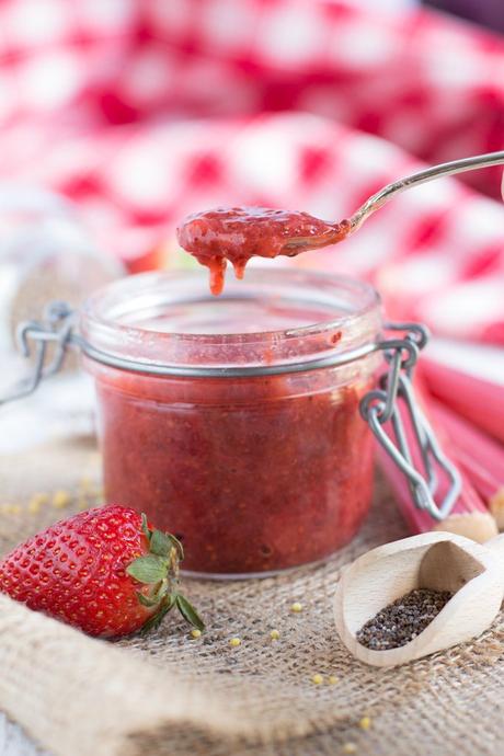 Marmellata di fragole e rabarbaro con semi di chia