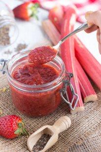 Marmellata di fragole e rabarbaro con semi di chia