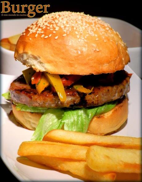 BURGER di salsiccia con PEPERONI e salsa BBQ