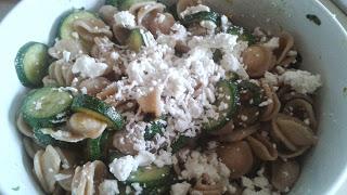 ORECCHIETTE INTEGRALI con ZUCCHINE, FETA e MENTA