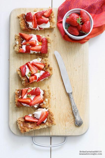 Torta frangipane con fragole e frutto della passione