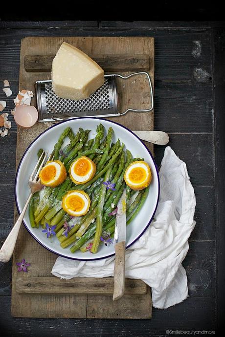 Uova fritte con asparagi