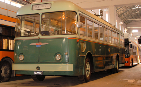 Ritorno al passato: il Filobus vintage del 1961 per strade dell’arte