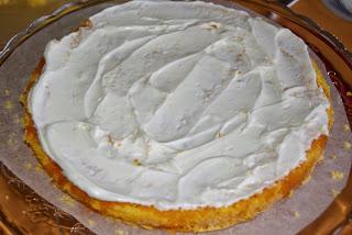 Torta Pan di Spagna bicolore farcita con mascarpone fragole e panna