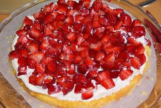 Torta Pan di Spagna bicolore farcita con mascarpone fragole e panna