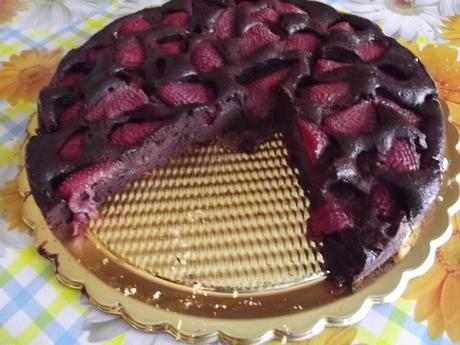 TORTA LEGGERA AL CACAO E FRAGOLE