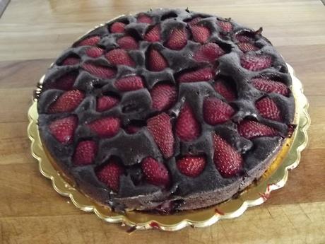 TORTA LEGGERA AL CACAO E FRAGOLE