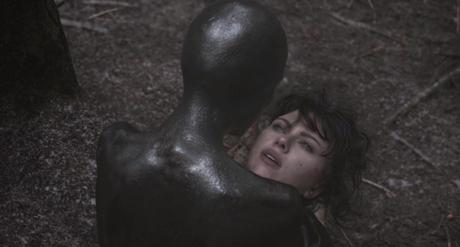 UNDER THE SKIN - Sperimentando le paure dell'uomo con la pelle aliena di Scarlett