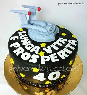 Torta decorata Star Trek con navicella Enterprise in pasta di zucchero