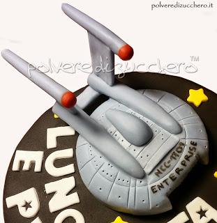 Torta decorata Star Trek con navicella Enterprise in pasta di zucchero
