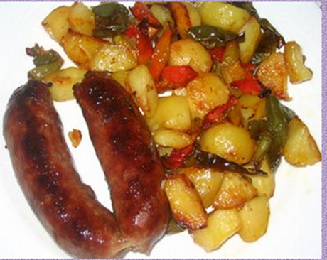 Salsiccia con patate e peperoni al forno