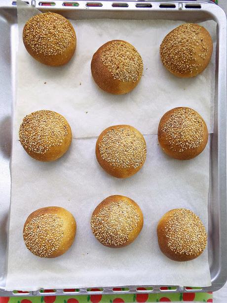 Vegan buns ovvero panini da burger senza uova e latticini