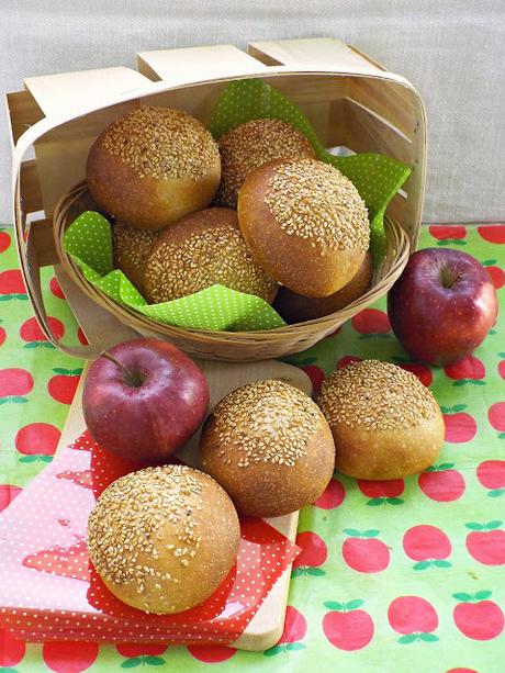 Vegan buns ovvero panini da burger senza uova e latticini