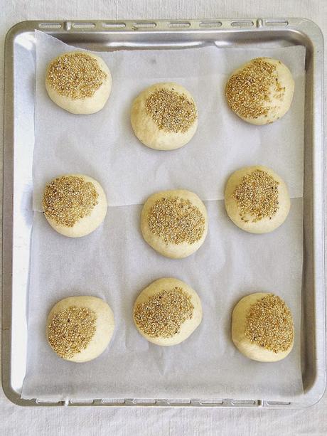 Vegan buns ovvero panini da burger senza uova e latticini