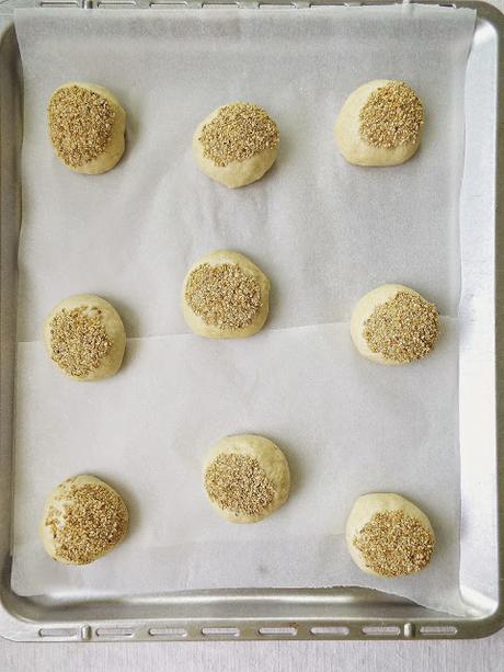 Vegan buns ovvero panini da burger senza uova e latticini