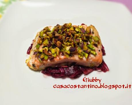 Filetto di salmone in crosta di pistacchi su letto di cipolle rosse di Tropea