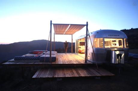 Un bellissimo Airstream Caravan per un campeggio chic