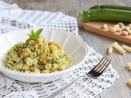 Pasta con pesto di zucchine e gamberetti