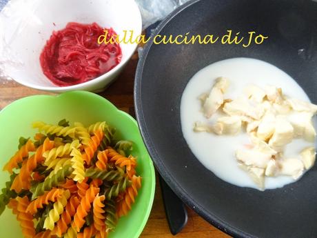 Eliche tricolori con fonduta di taleggio, mandorle e cipolle marinate