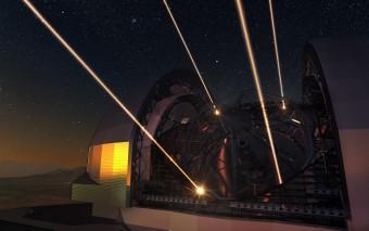 Rappresentazione artistica del telescopio E-ELT con in funzione i fasci laser del suo sistema di ottica adattiva. Crediti: ESO/L. Calçada/N. Risinger