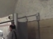 Documento incredibile. Alla metro Termini l'abusivo decide quante macchinette biglietti devono stare funzione Video assurdo