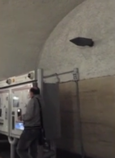 Documento incredibile. Alla metro di Termini c'è l'abusivo che decide quante macchinette per biglietti devono stare in funzione e quante no. Video assurdo