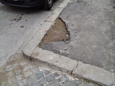 10 foto per non dimenticare come viene amministrata la città. Marciapiedi che non sembrano più tali. Alla Balduina secondo il Municipio va bene così