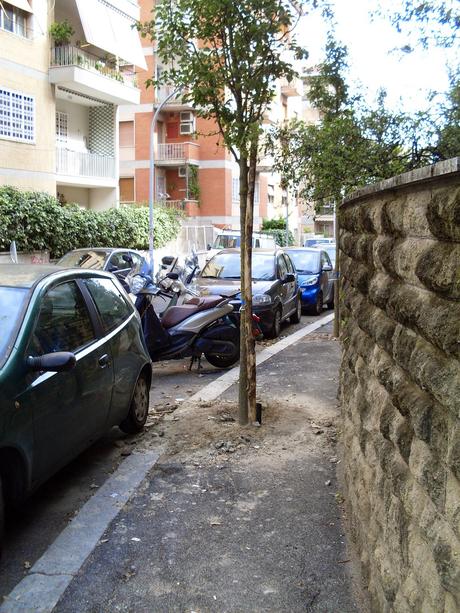 10 foto per non dimenticare come viene amministrata la città. Marciapiedi che non sembrano più tali. Alla Balduina secondo il Municipio va bene così