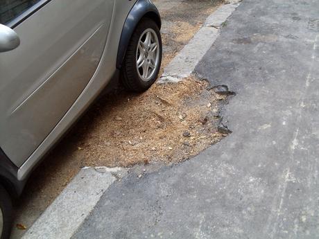 10 foto per non dimenticare come viene amministrata la città. Marciapiedi che non sembrano più tali. Alla Balduina secondo il Municipio va bene così