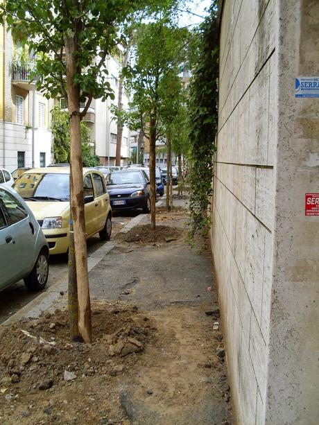 10 foto per non dimenticare come viene amministrata la città. Marciapiedi che non sembrano più tali. Alla Balduina secondo il Municipio va bene così