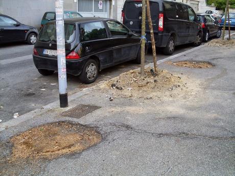 10 foto per non dimenticare come viene amministrata la città. Marciapiedi che non sembrano più tali. Alla Balduina secondo il Municipio va bene così